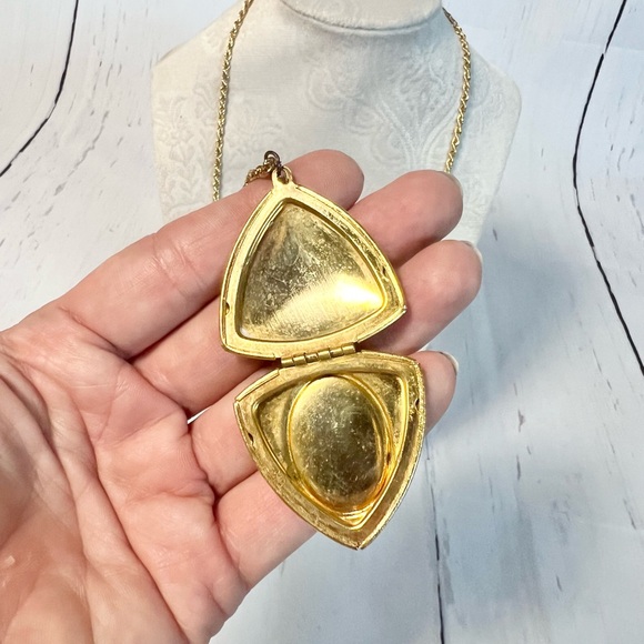 Vintage Cardinal locket on a long gold tone chain - Picture 3 of 6